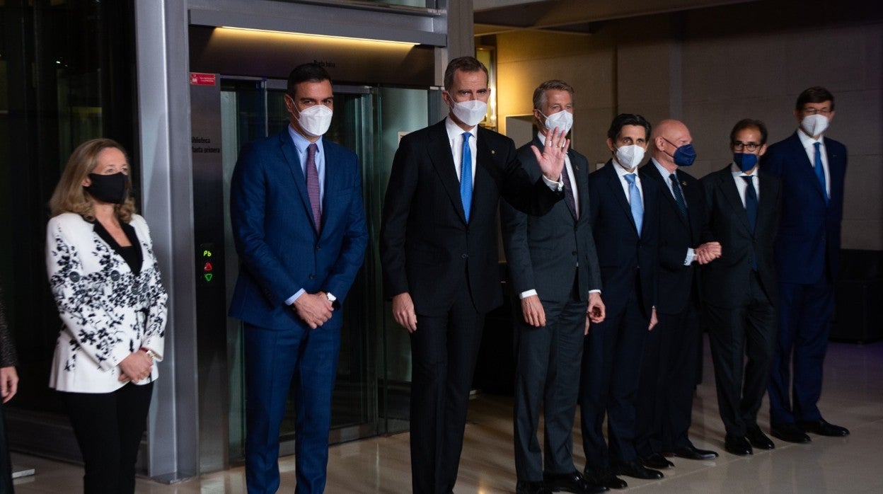 El Rey, acompañado del presidente del Gobierno, Pedro Sánchez, y la vicepresidenta primera, Nadia Calviño, junto a los responsables del Mobile World Congress, antes del inicio de la cena de bienvenida, hoy en Barcelona