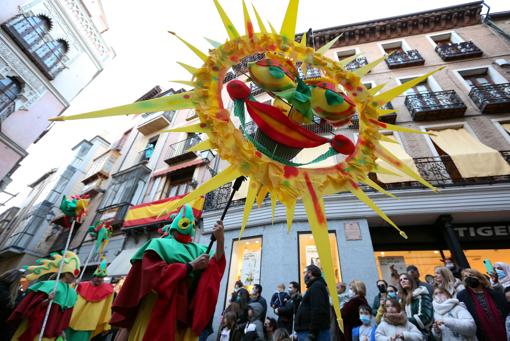 Un sol multicolor fue el escolta de la sardina en su recorrido por el casco histórico