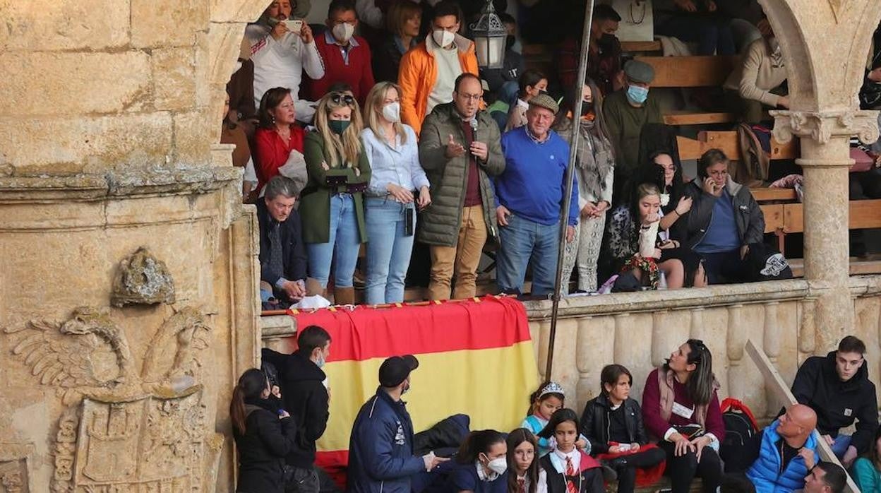 El alcalde de Ciudad Rodrigo Marcos Iglesias en el momento de anunciar que el Carnaval sigue con normalidad