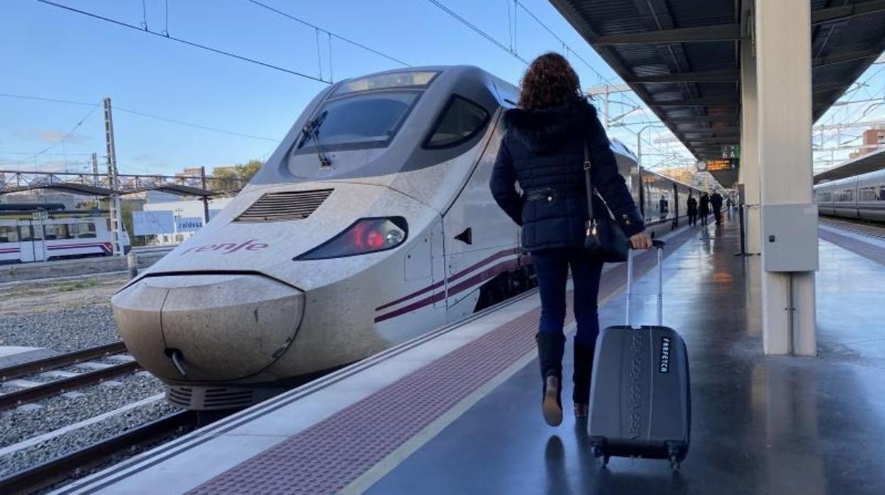 Un tren AVE en la terminal alicantina