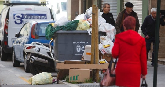 Basura acumulada en una calle de La Coruña