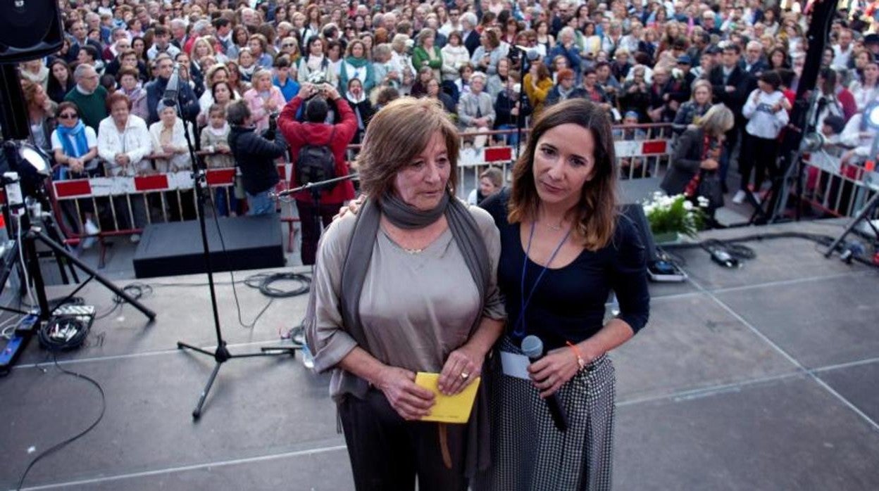 La madre y la hermana de Déborah Fernández en un acto organizado por los 17 años de su desaparición