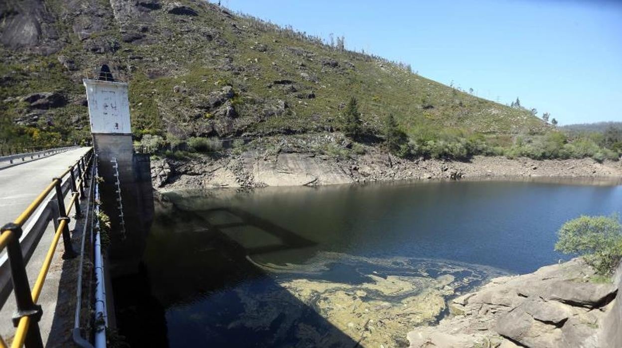 Una presa en el río Tambre a su paso por el municipio coruñés de Negreira