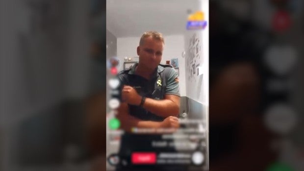 Se vuelve viral al grabarse en redes sociales usando el uniforme oficial de la Guardia Civil