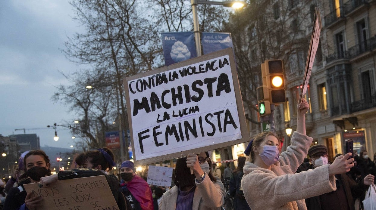 Varias mujeres protestan durante la manifestación del 8M del año pasado