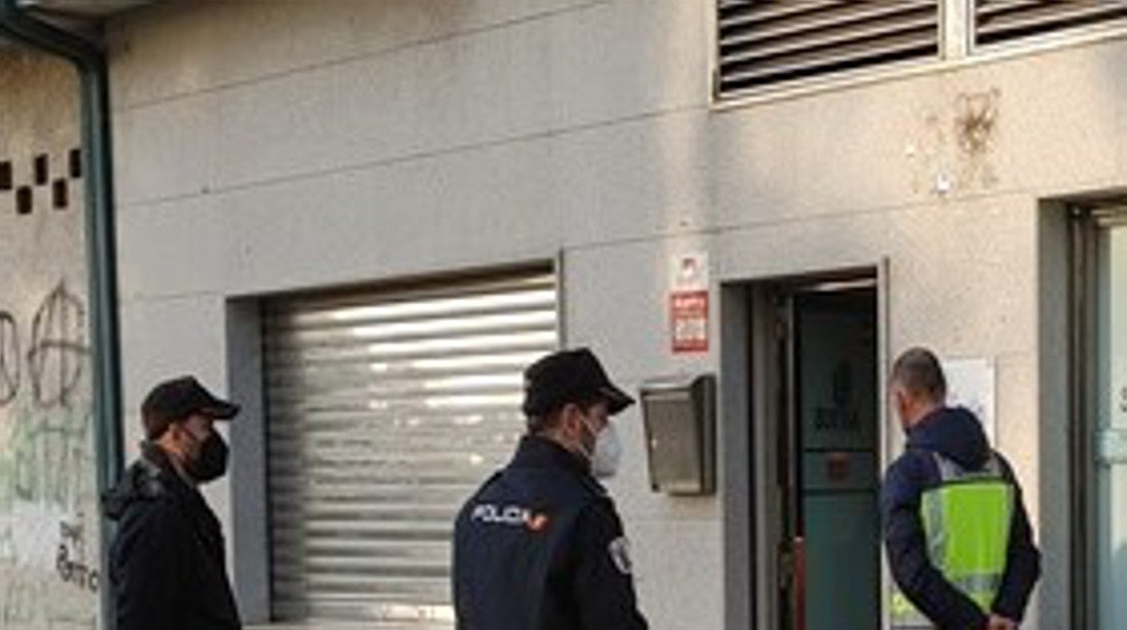 Agentes de la Policía ante una de las falsas clínicas desarticuladas