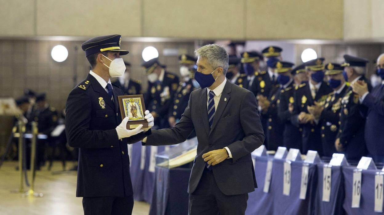 El ministro del Interior, Fernando Grande-Marlaska asiste a la jura de cargos de la XXXIII promoción de la Escala Básica de la Policía Nacional en Ávila