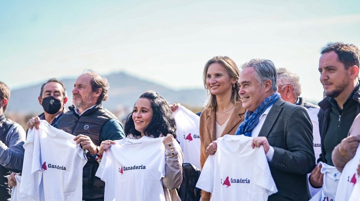 La consejera Paloma Martín y el director general de Biodiversidad, Luis del Olmo, con los ganaderos madrileños