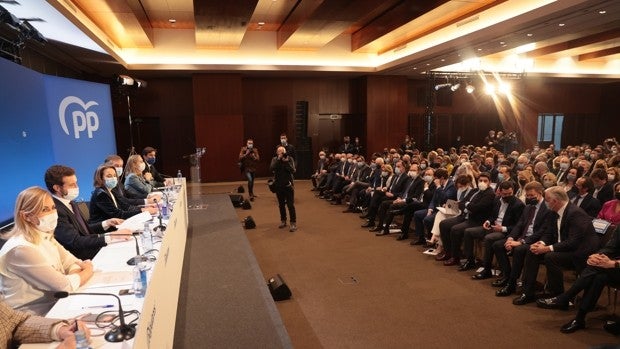 Ayuso ajusta cuentas con Casado, pero no quiebra la unidad del PP con Feijóo