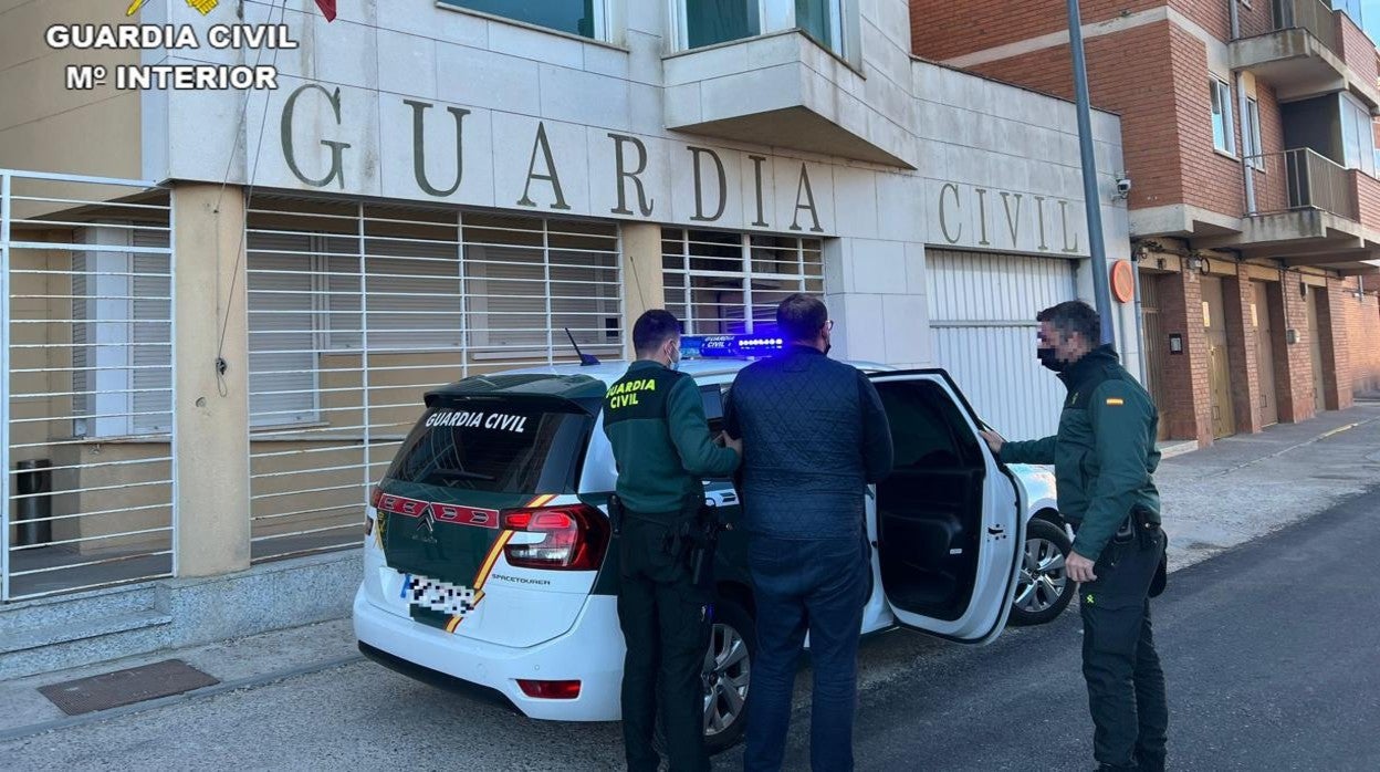 Dos detenidos en Almadrones que portaban una tableta de hachís de unos 100 gramos