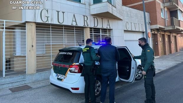 Dos detenidos en Almadrones que portaban una tableta de hachís de unos 100 gramos