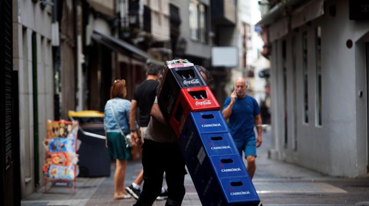 Un repartidor mueve cajas de bebidas en A Coruña