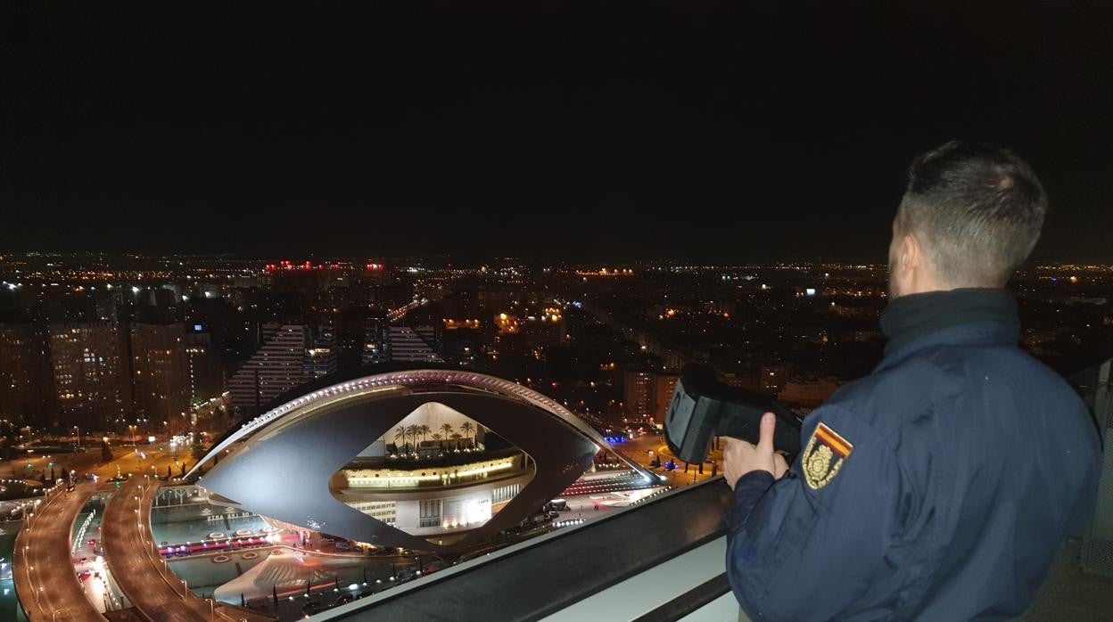 Un agente de la Policía Nacional controla un dron sobre la Ciudad de las Artes y las Ciencias