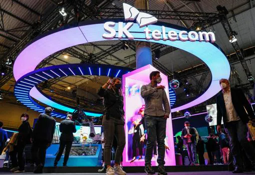 Varios visitantes ante el stand de SK telecom durante la jornada inaugural de Mobile World Congress
