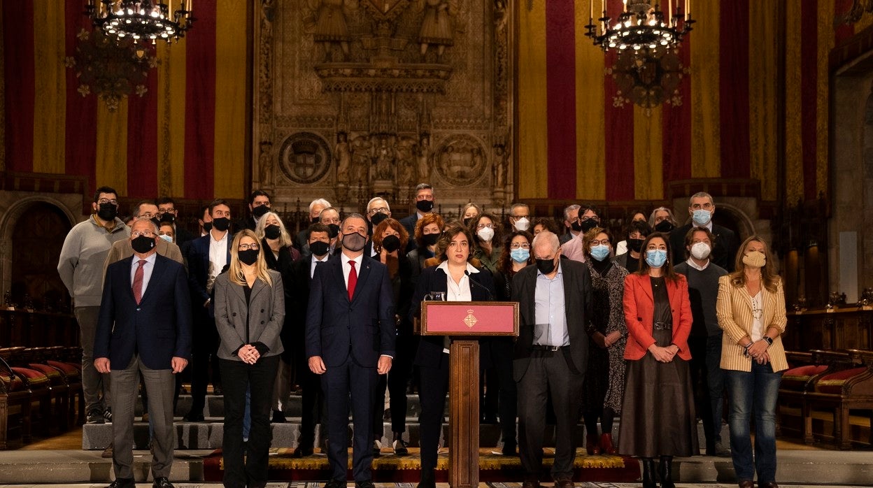 Colau, con los 41 ediles municipales durante la declaración institucional sobre Ucrania