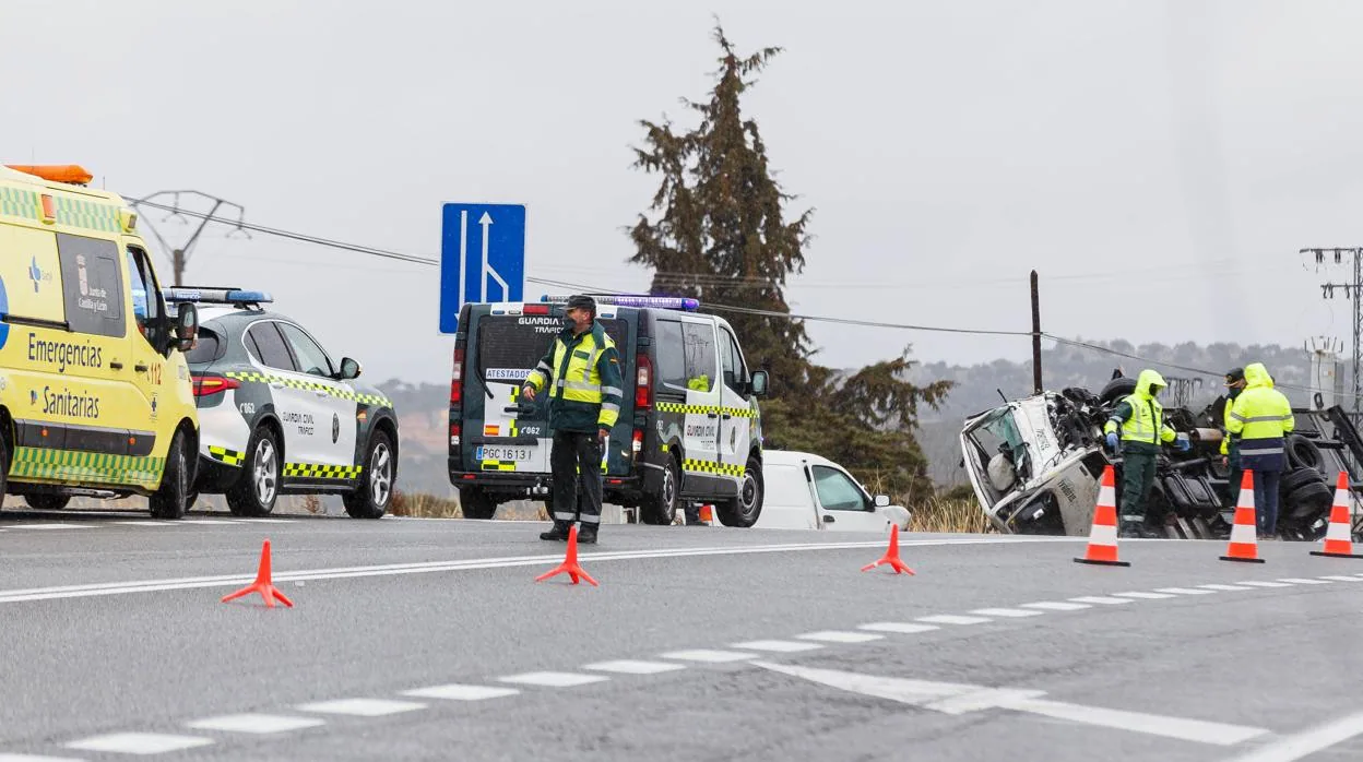 Los servicios de emergencias intervienen en un accidente entre una furgoneta y un camión en Villacastín