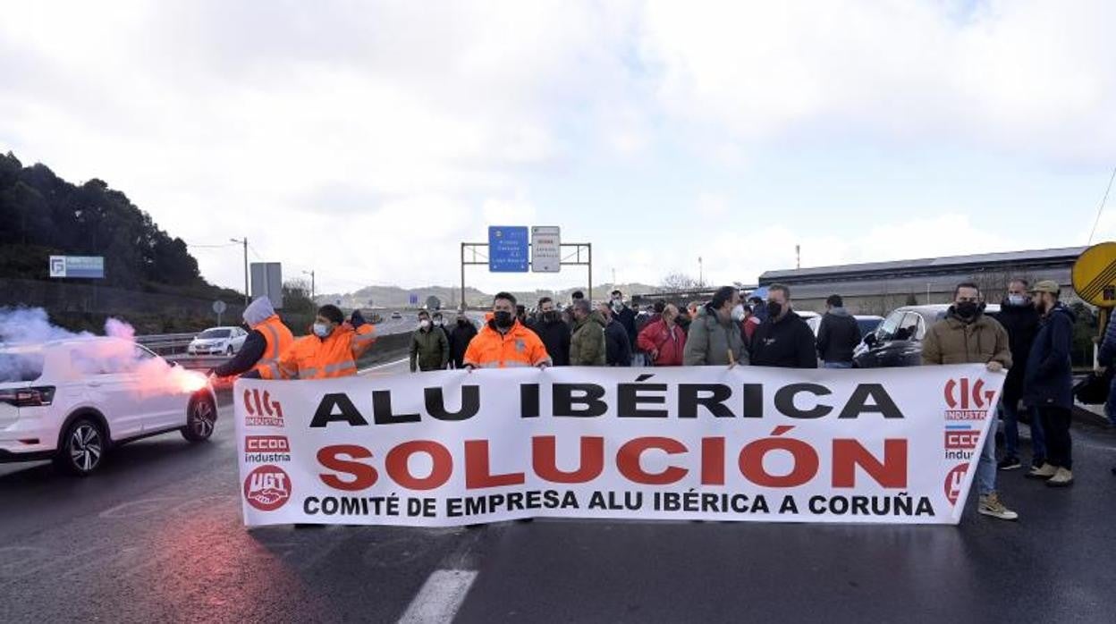 Protesta de los trabajadores de Alu Ibérica ante la factoría esta mañana