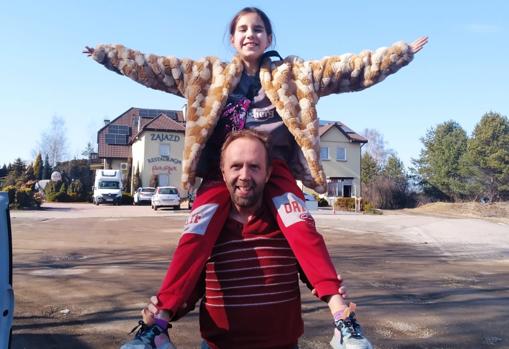 Juan Luis lleva a hombros a Yesenia, la niña ucraniana que acogían en verano