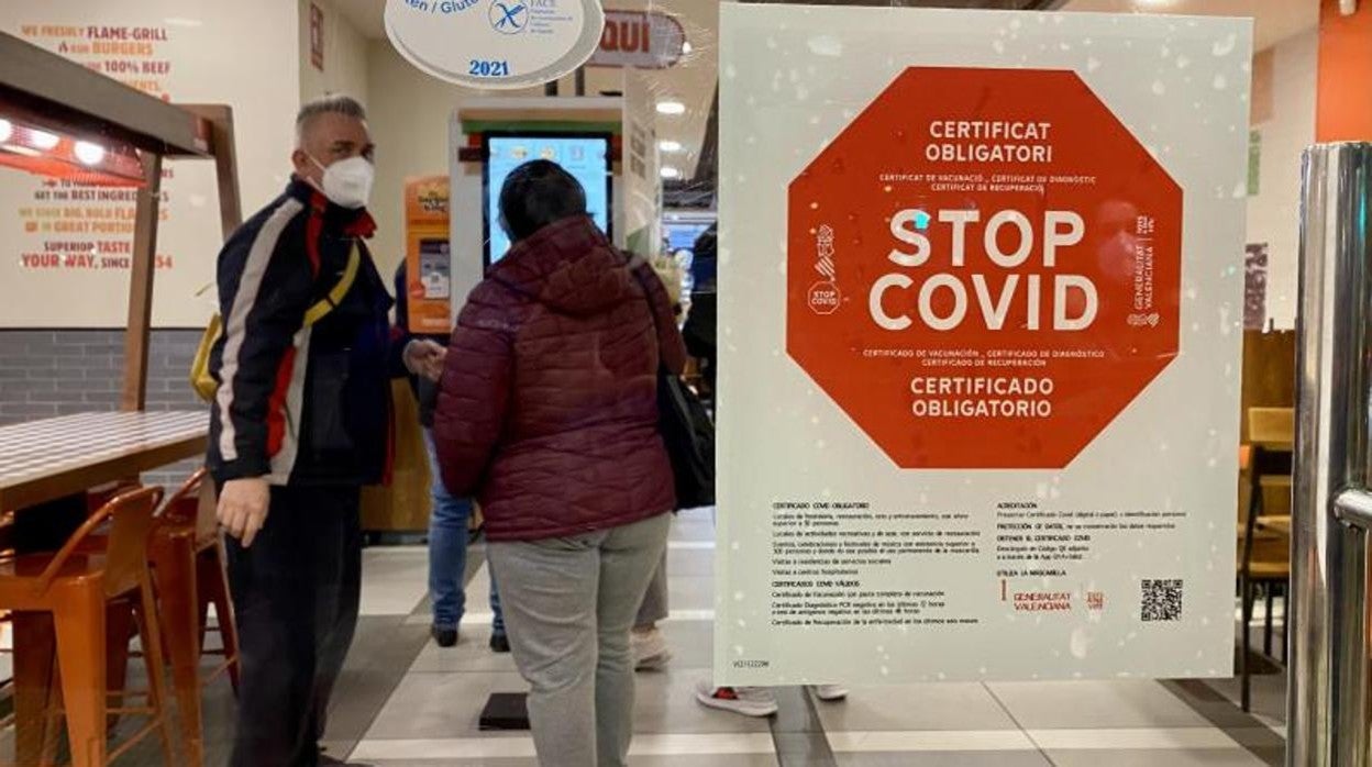 Cartel del certificado Covid en un restaurante de comida rápida de Alicante