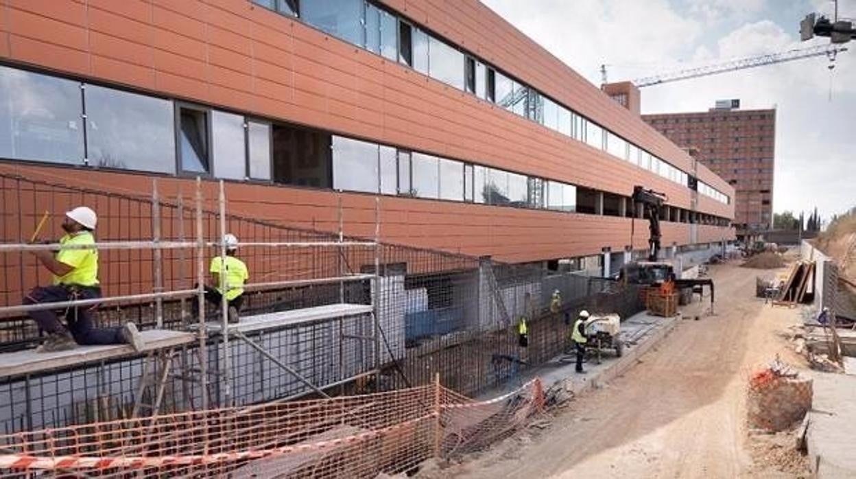 En la imagen de archivo, operarios en el Hospital de Guadalajara