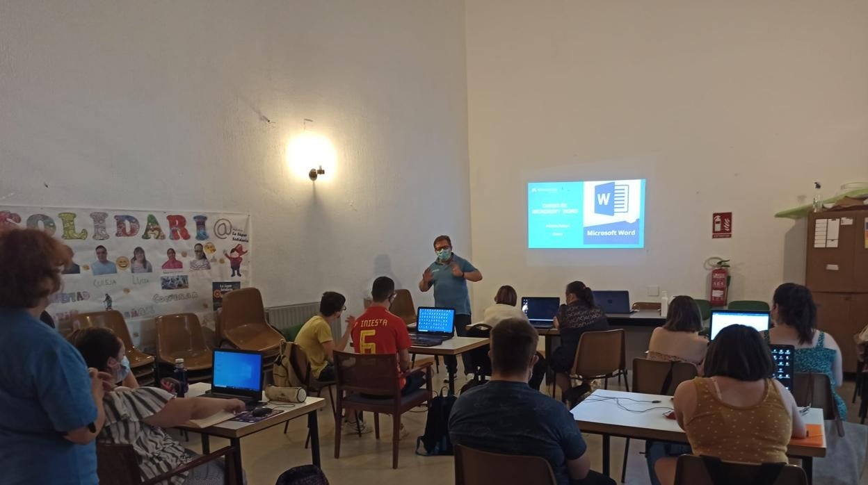 Anastasio Calderón, al fondo, impartiendo una de sus clases