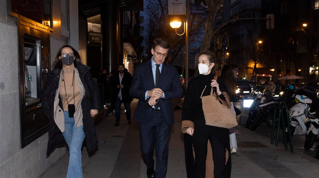 El candidato a la Presidencia del PP, Alberto Núñez Feijóo, con dos de sus colaboradoras, en Madrid