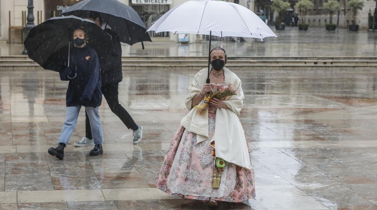 Imagen de archivo de una fallera con paraguas por la lluvia en Valencia