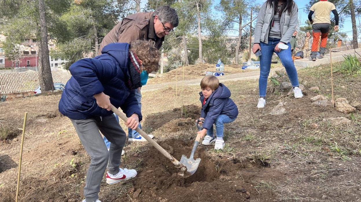 Jornada de plantación de la hermandad de la ermita Virgen de la Cabeza