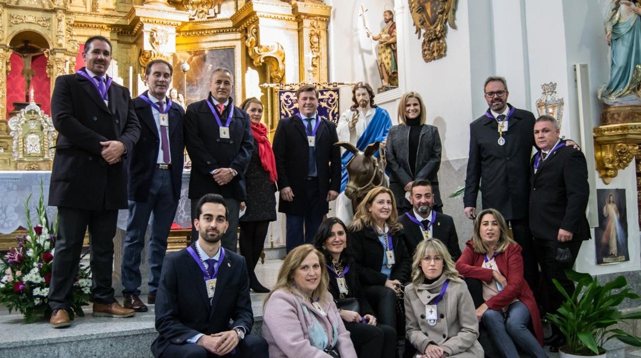 El alcalde Pedro Congosto, junto a la nueva imagen y miembros de la cofradía