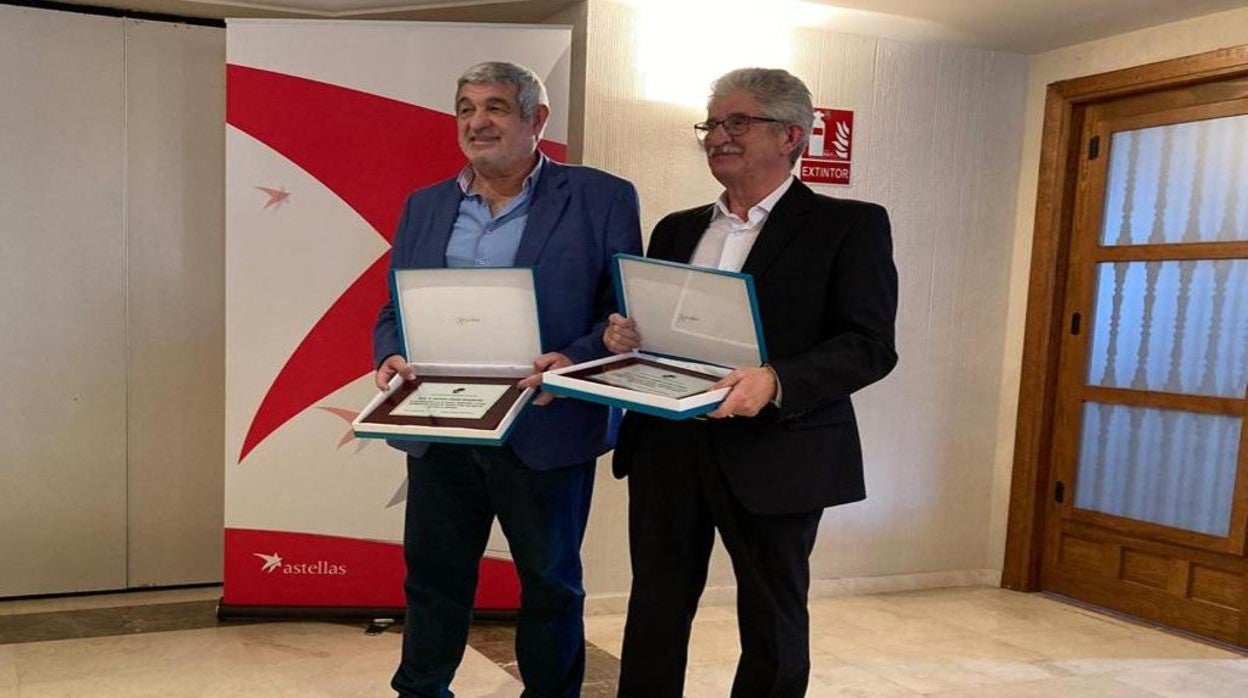 Antonio Gómez y Nemesio Giménez han recibido placas de reconomiento a su trabajo por la urología