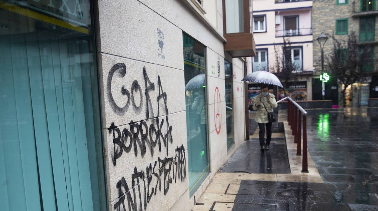 Pintadas a favor de ETA en una calle de Bilbao