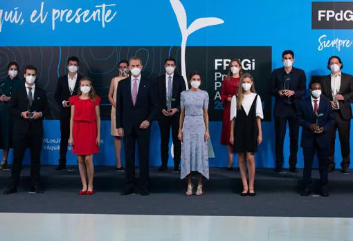 La Familia Real junto a los premiados en la última edición de los premios FPdGi