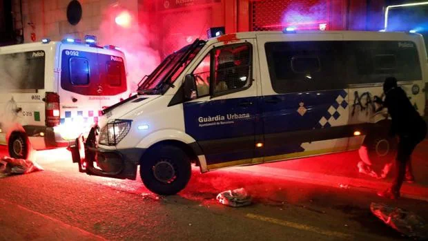 Procesados los acusados de quemar una furgoneta de la Urbana en los disturbios por Hasél