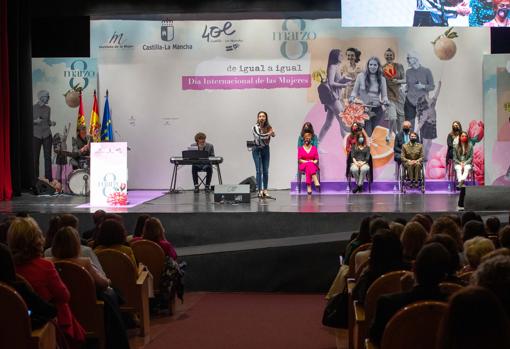 Escenario del acto, con las mujeres premiadas