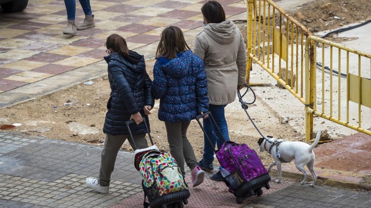 Imagen de recurso de varias alumnas de camino al colegio en Alicante