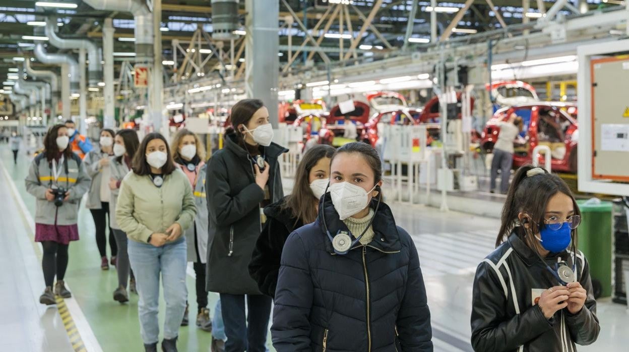 Con motivo del Día Internacional de la Mujer, Renault Group Iberia organiza diferentes talleres en sus centros de trabajo para que las hijas de sus empleados