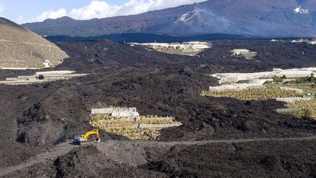 Vecinos del camino de San Isidro vuelven a casa gracias a una carretera sobre la lava