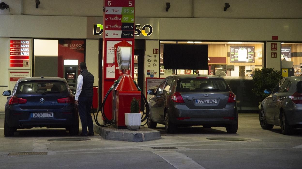 Varios vehículos repostan en una gasolinera