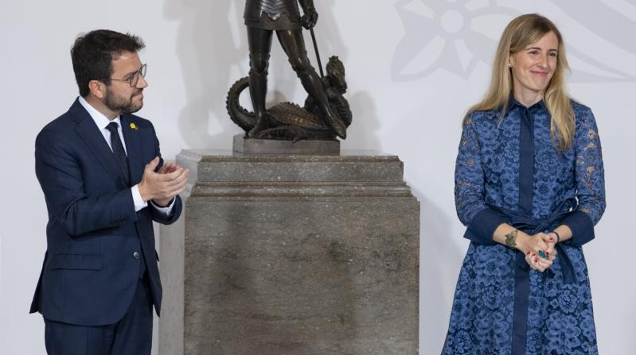 Pere Aragonès, presidente de la Generalitat, aplaude a Victòria Alsina, consejera de Acción Exterior y Gobierno Abierto, en mayo de 2021, el día de su nombramiento