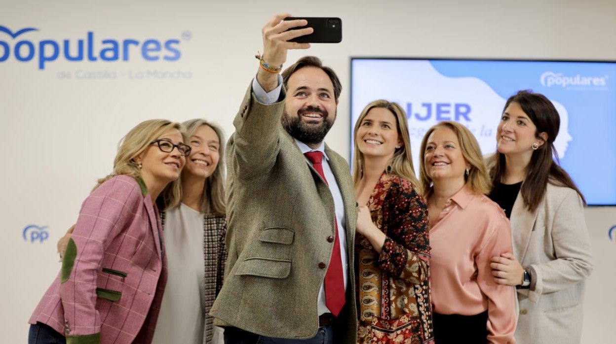 Núñez se hace un selfi con Merino, Guarinos, Agudo, Guerra y Maroto