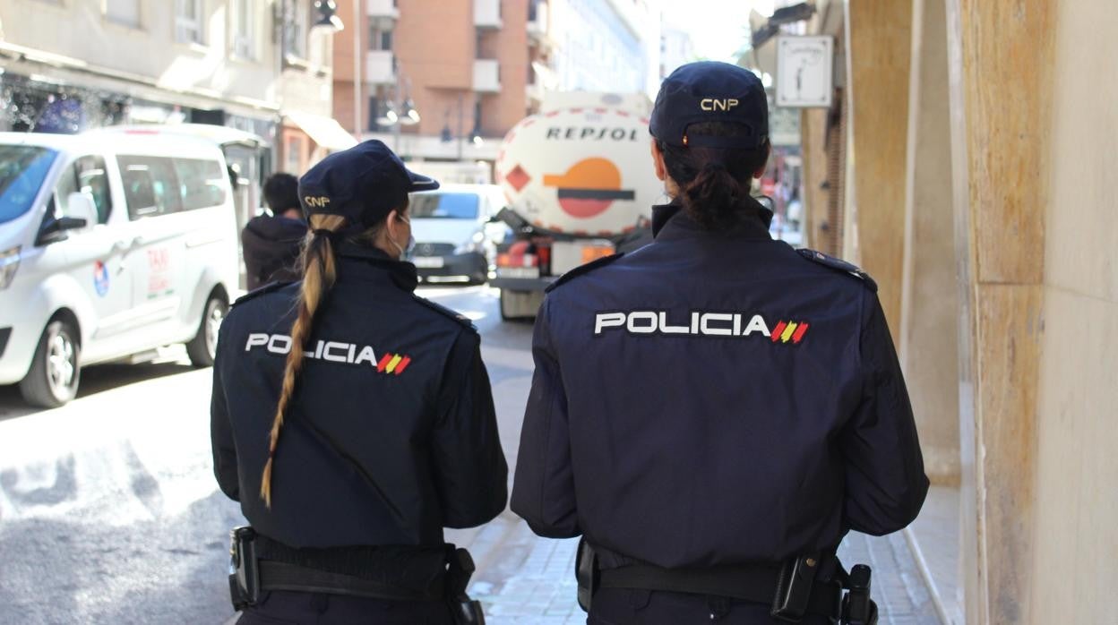 Imagen de recurso de dos agentes de la Policía Nacional en Valencia