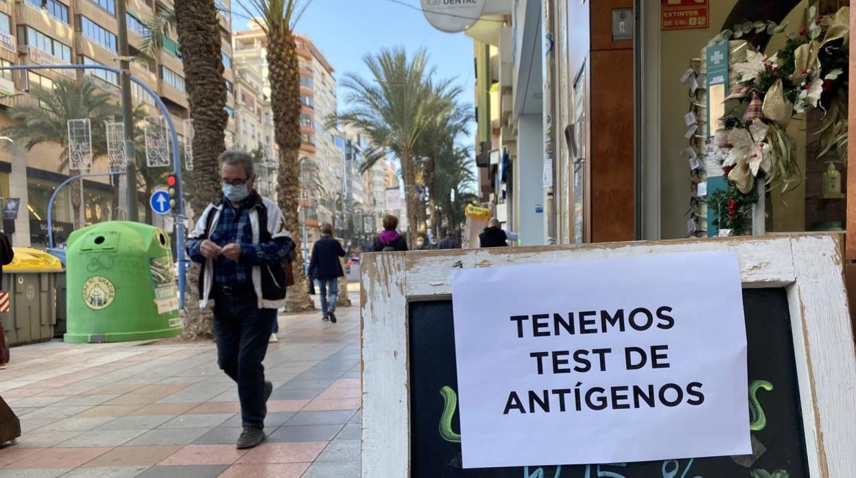 Imagen de archivo de una farmacia de Alicante donde se venden test de antígenos para la detección del Covid-19