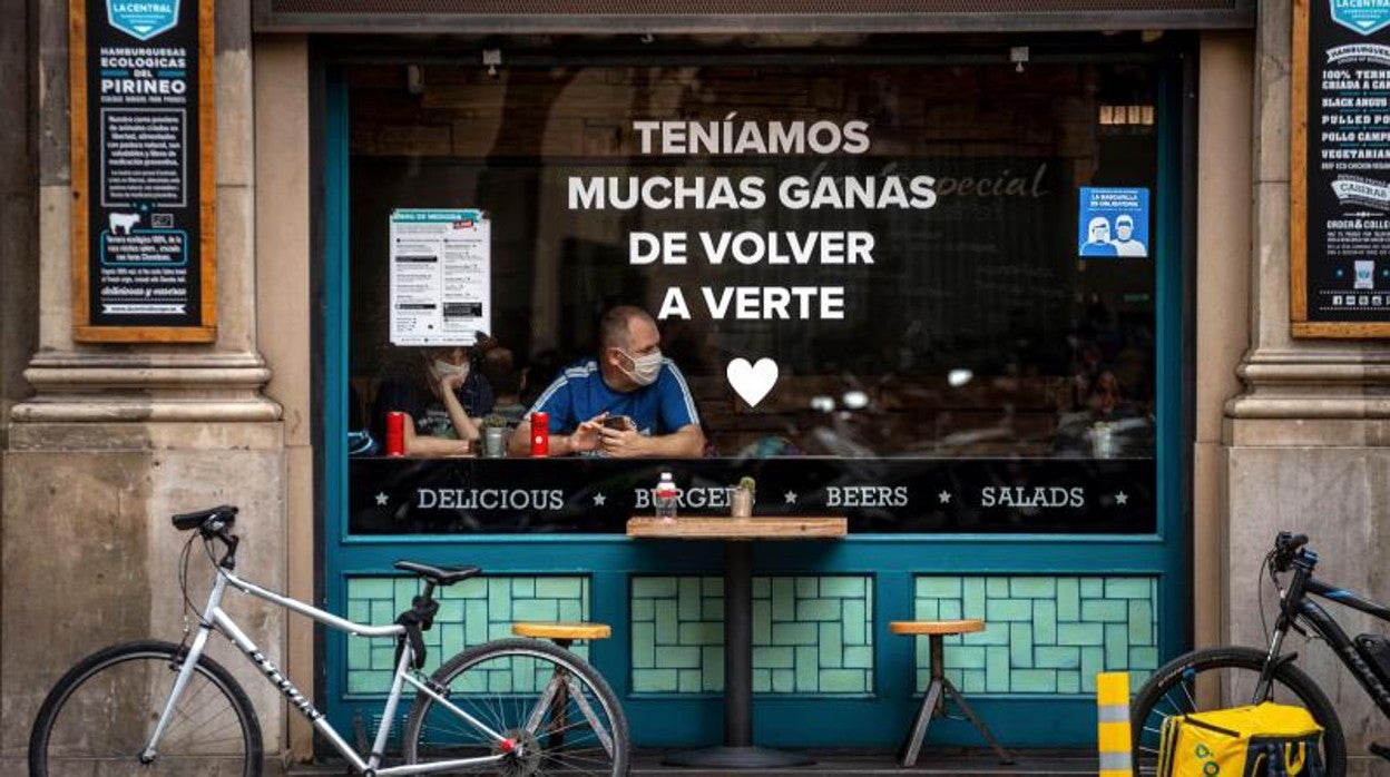 Un repartidor, en un restaurante recientemente en Barcelona