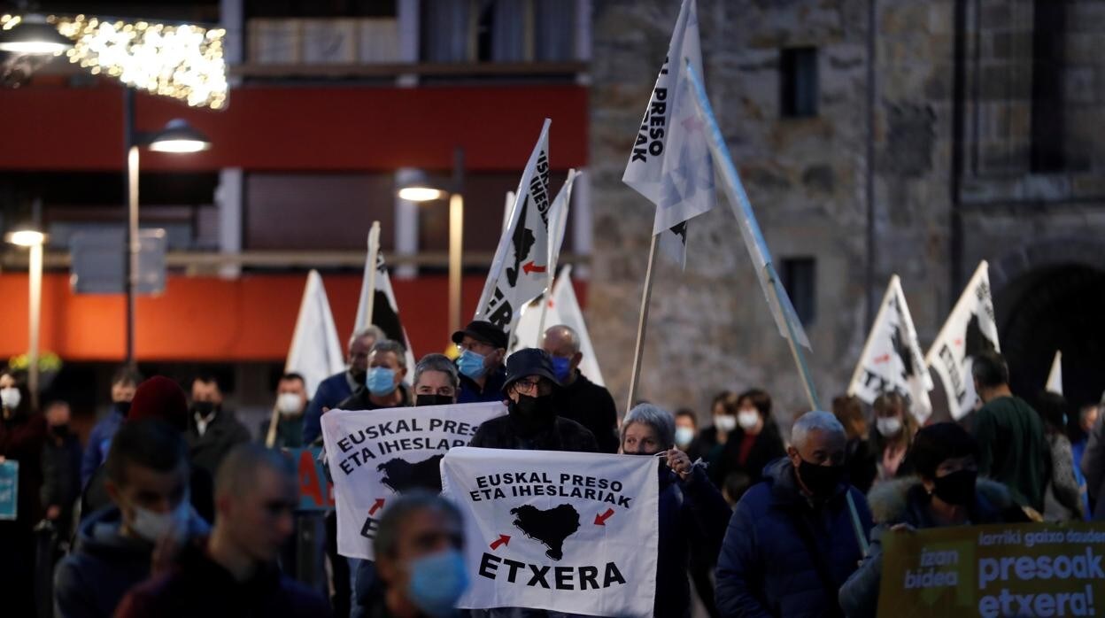 Un momento de la manifestación convocada por SARE para pedir el fin de la «política penitenciaria de excepción» que se aplica a los presos de ETA, que recorrió las principales calles de Pamplona