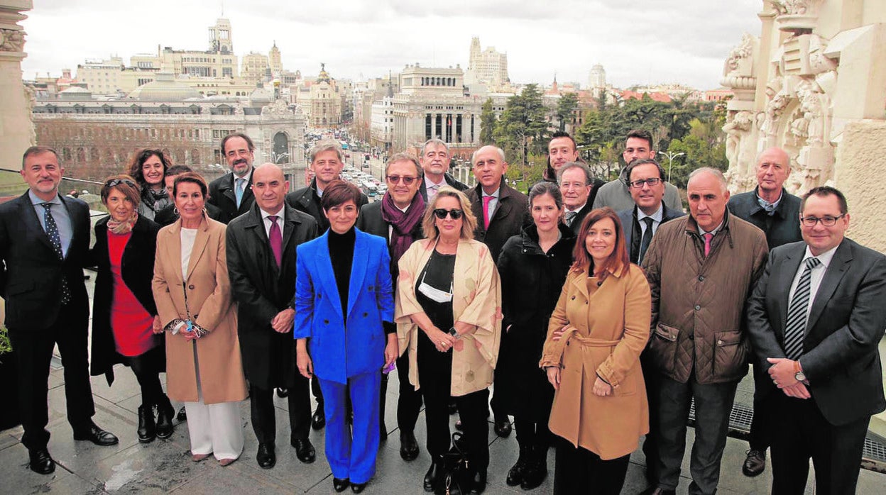 La ministra con los periodistas en Madrid