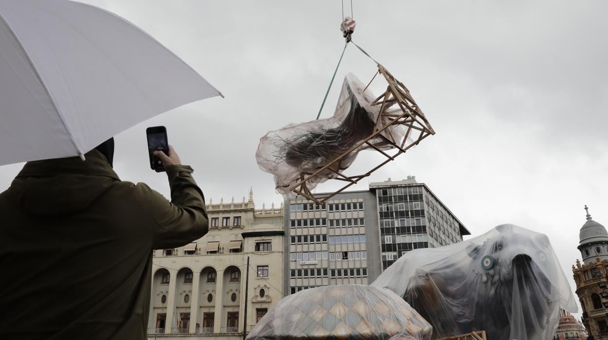 Imagen de la falla municipal de Valencia en un día lluvioso