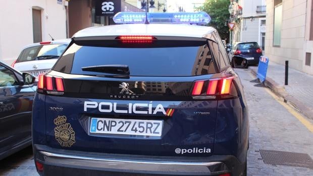 Detienen a dos menores por obligar a beber orina a una chica de 14 años en Valencia e introducirle un cigarro en la nariz