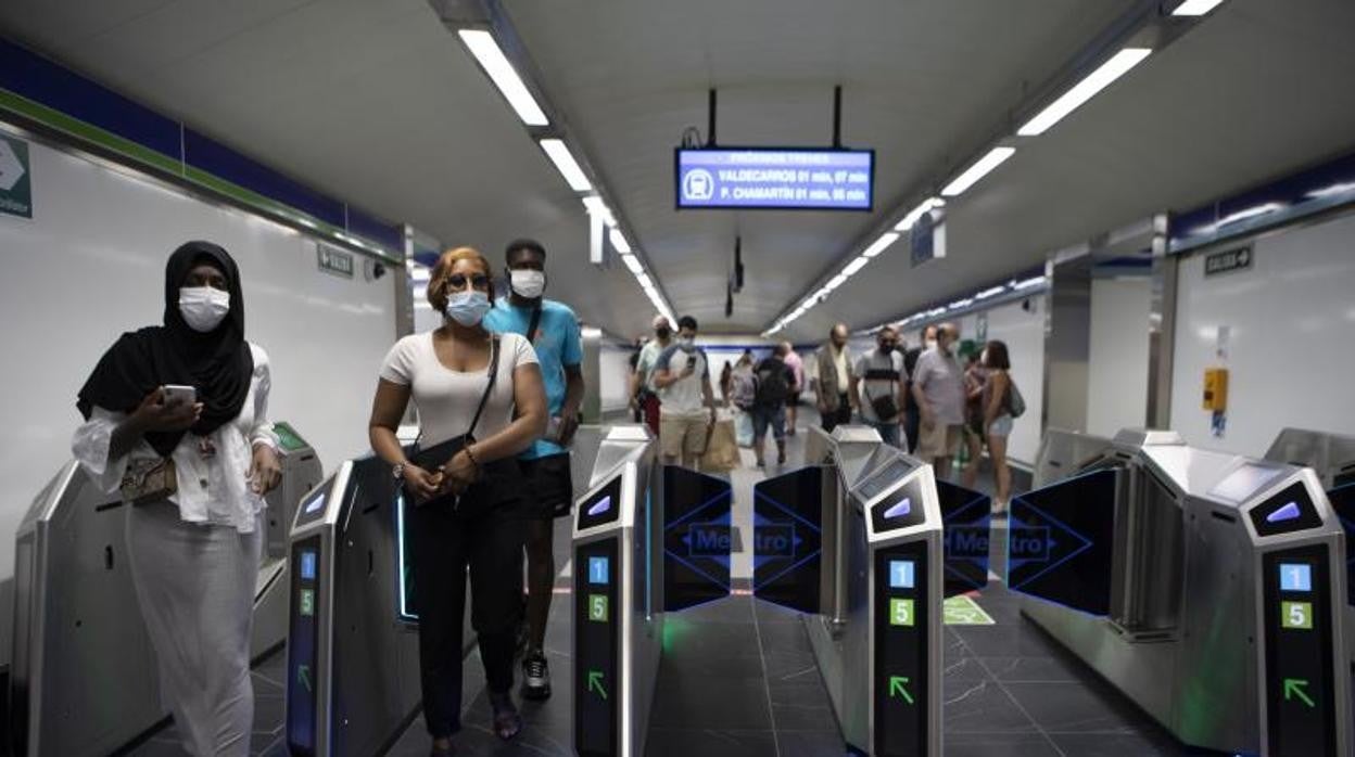 Viajeros en el Metro de Madrid