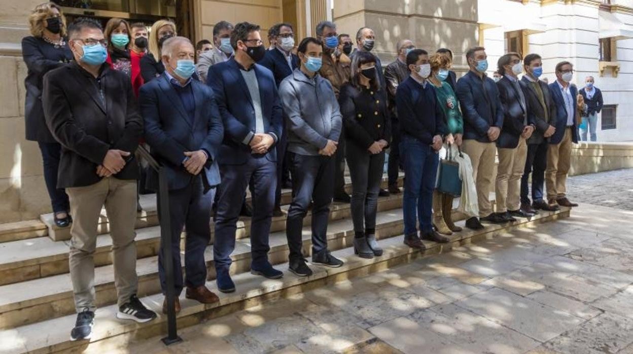 Diputados provinciales y trabajadores de la institución provincial, en los cinco minutos de silencio como gesto de solidaridad con el pueblo ucraniano