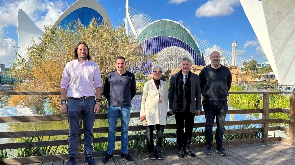 Imagen del grupo de investigadores que analizarán los efectos del cambio climático en corales y moluscos en el Oceanogràfic